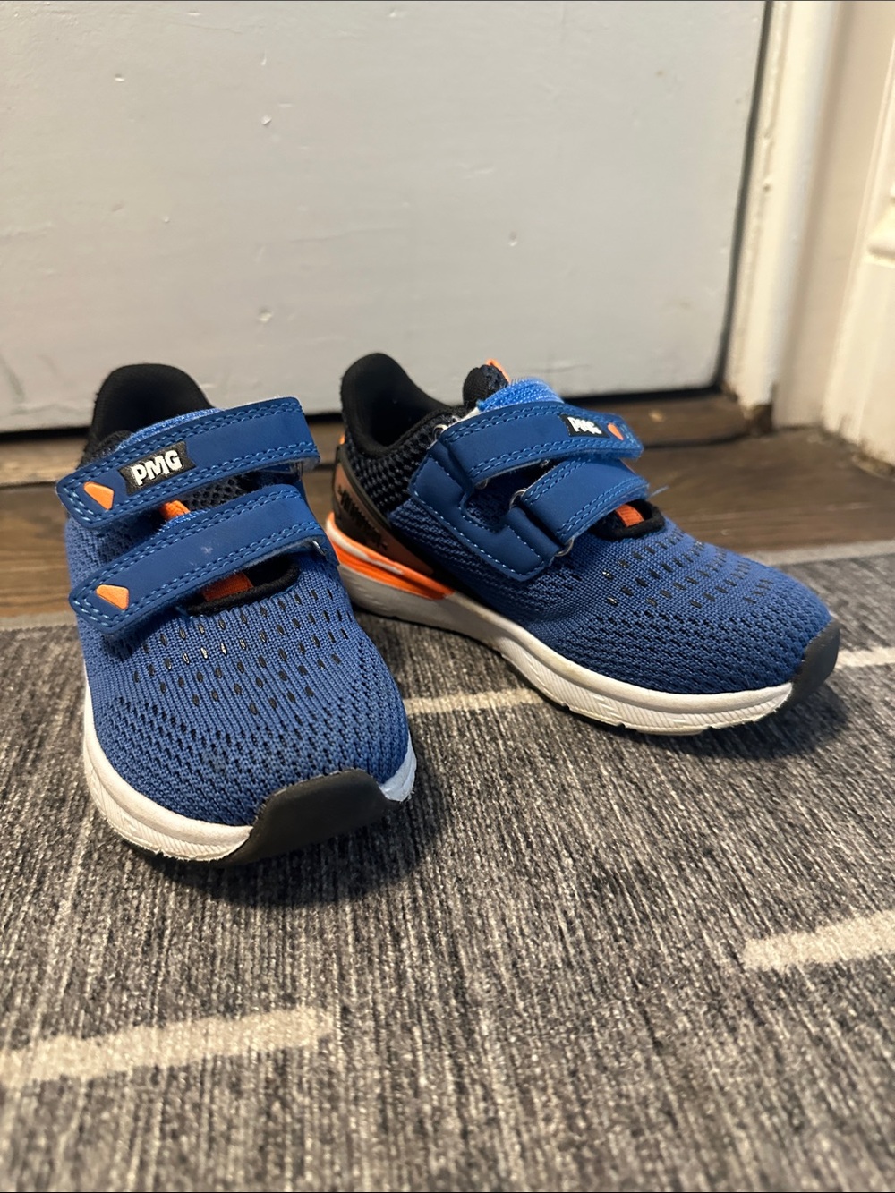 Kids sneakers size 26